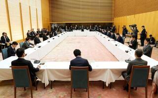 消費税率、柔軟変更を提起　首相、食品ゼロへ早期法案－国民会議