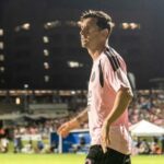 【サッカー】メッシ災難、乱入ファンに巻き込まれピッチに引き倒される