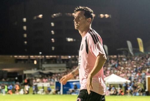 【サッカー】メッシ災難、乱入ファンに巻き込まれピッチに引き倒される