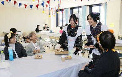 “ネコ耳”スタッフが家族連れら出迎え　「猫の日」に燕市で飲食・物販イベント