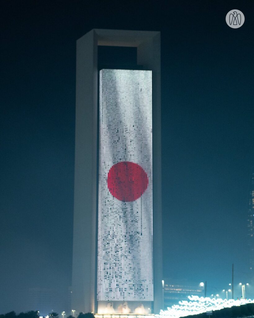 【アラブ首長国連邦】アブダビ最高層を誇るADNOCビルが、日本の天皇誕生日を祝して日の丸カラーにライトアップされたとのこと