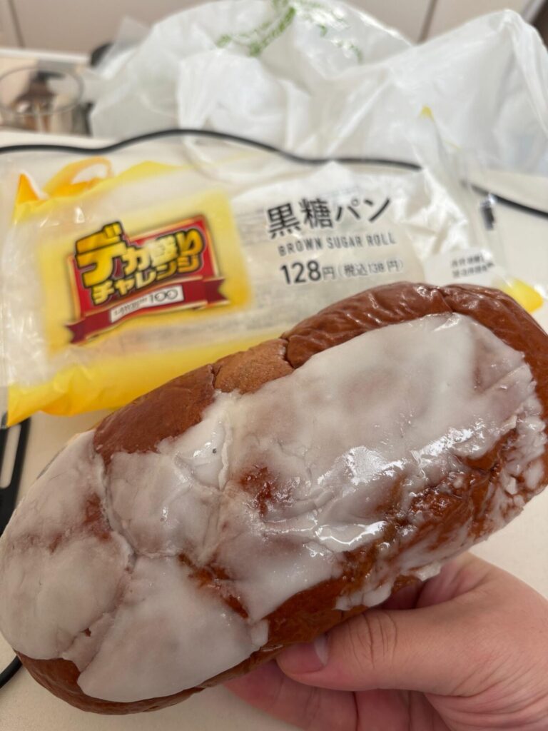 ローソン盛りすぎチャレンジの大本命「デカすぎパン」買うたでww