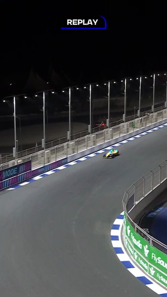 フォーミュラE、イギリスの女インフルエンサーを集めて試乗体験。速攻でノーブレーキクラッシュし話題