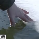 凍った山中湖でジャンプやダンス　映え映え