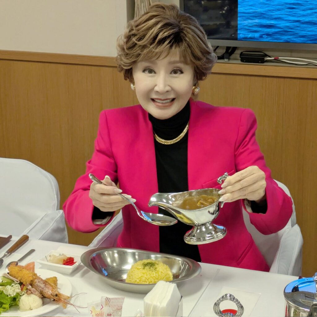 小泉進次郎防衛相、レジェンド女性歌手の投稿に感謝「自衛隊員の励みになります」🍛　(小林幸子)