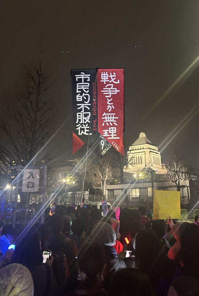 話題の「ママ戦争止めてくるわ」市民的不服従をスローガンに共産党員が集結