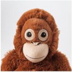 【🦧】IKEAのオランウータンぬいぐるみが母代わり…子ザルに会社が感銘「胸が熱く」　社長が園訪れぬいぐるみ30点超寄贈