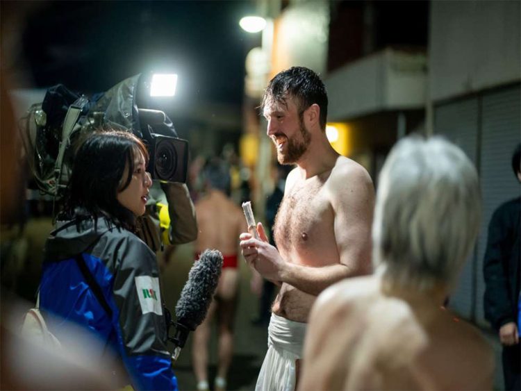 【岡山の奇祭で意識不明】「ウオオオオ！」褌一丁の男達が棒を奪い合い…参加者が語る壮絶バトル「ズル剥けになった」「褌に入れろ！」