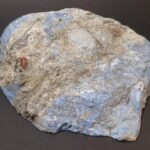 青色の岩石「ラピスラズリ」、糸魚川市で発見　国立科学博物館が発表　「国内での産出確認は初」