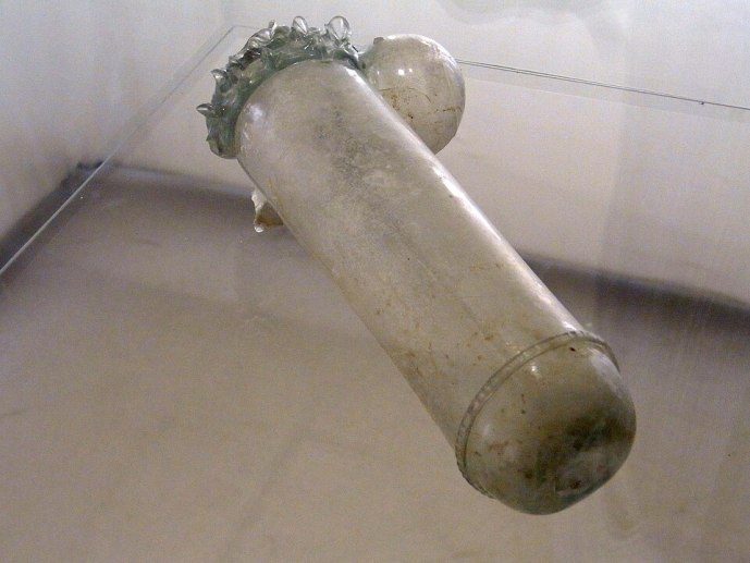 ドイツの修道院で400年前のガラス製チ〇ポが見つかる。ナニに使ってたんですかね…