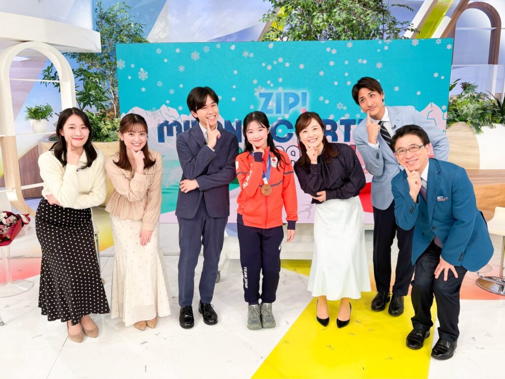 「皆さん『亜美ポーズ』で可愛い」中井亜美「ZIP！」出演後の集合写真に反響