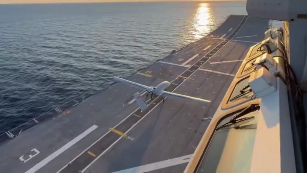 【ミリレポ】バルト海沖で実施されたNATO演習。トルコ海軍の強襲揚陸艦の甲板から離着陸するバイラクタルTB3無人戦闘航空機