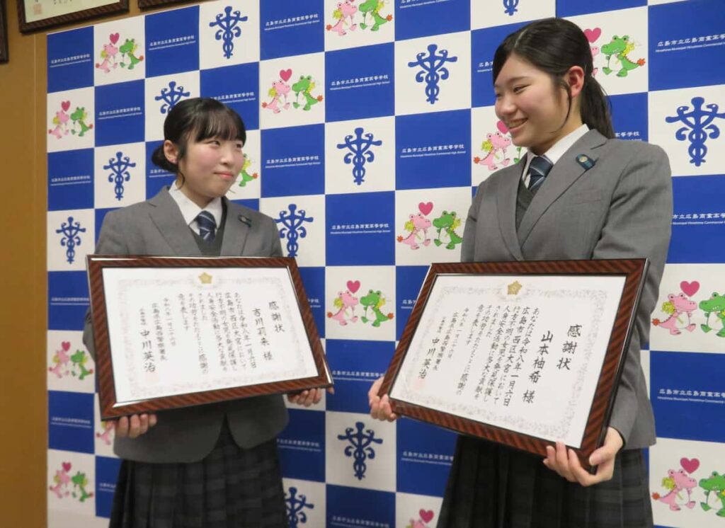 【お前らなら禁止】迷子の女児を助けた女子高生2人に感謝状　機転効かせて緊張をほぐす