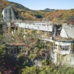｢壊すしかない｣と言われ続けた"岩に抱きつく廃墟"､大逆転の再生物語。廃墟好きが｢栃木のマヤカン｣と呼んだ施設は今