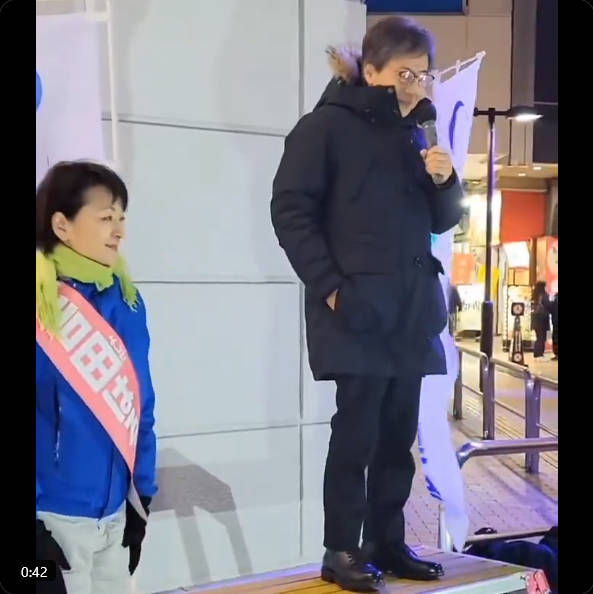 【中革連の安住淳さん】クリームパンを足を組みながら食べたことで「態度が悪い」と批判されたことについて、ポケットに手を突っ込みながら街宣で反論してしまう