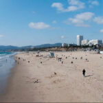 【カリフォルニア州ロングビーチでのICE抗議デモ】MAGA帽をかぶった男性に、抗議者が襲いかかり、彼のMAGA帽を乱暴に引きちぎり、彼を追いかけまわした