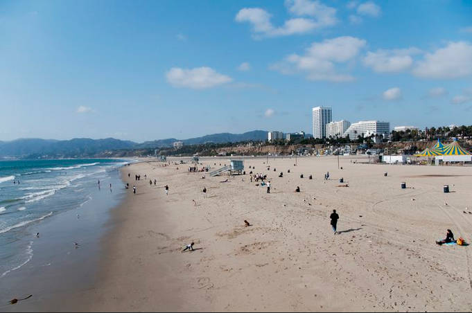 【カリフォルニア州ロングビーチでのICE抗議デモ】MAGA帽をかぶった男性に、抗議者が襲いかかり、彼のMAGA帽を乱暴に引きちぎり、彼を追いかけまわした