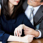 「小学生のとき、こっそり帰ると母が裸で…」ある56歳男性のトラウマが悲惨すぎる