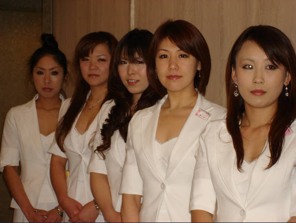 【質問は何ですか？】「裸同然のコンパニオンが多数入ってきて。集団ハニートラップ」「チャイナのママさんが芸大卒業…」