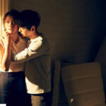 特別支援学級の50代女性教師と30代男性教師が