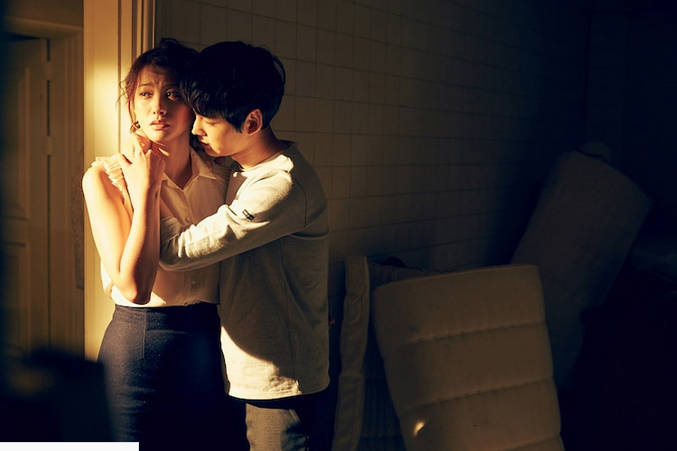 特別支援学級の50代女性教師と30代男性教師が