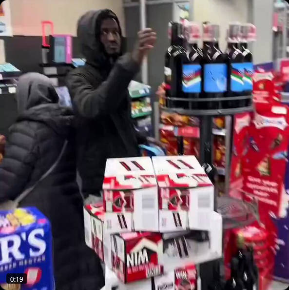 【ロンドンの移民問題】集団で堂々と万引きする移民。もはや強奪レベル。