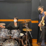 【なんだこれ！？^_^。ポンコツ】伝説的バンドの元ドラマーが高市首相のドラムパフォーマンスを酷評へ