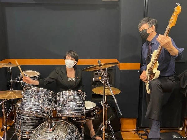 伝説的バンドの元ドラマーが高市首相のドラムパフォーマンスを酷評へ