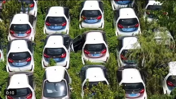 【衝撃】中国の自動車販売台数、水増し疑惑か？ナンバー付き新車が草だらけで放置される現場がこちら