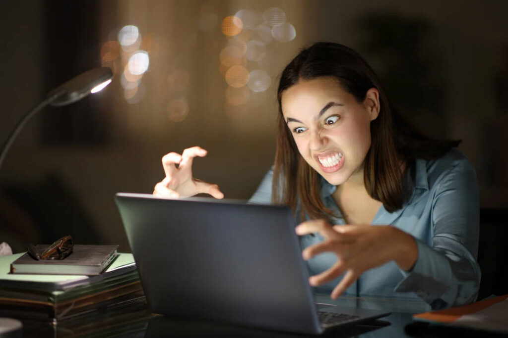 リモートワーク解除、企業は効率向上を理由にオフィス出社を求める、人員整理効果で優秀人材の流出