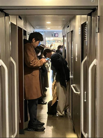 【子供だけでも席譲って！】新幹線車内での子連れ・妊婦への配慮巡りSNSで意見対立へ