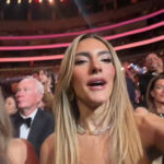 【2026年グラミー賞】グラミー賞、ICE（移民・関税執行局）を侮辱する演出にセレブが総立ちする中、ただ二人、座り続けた女性たちがいます。 エミリー・オースティン