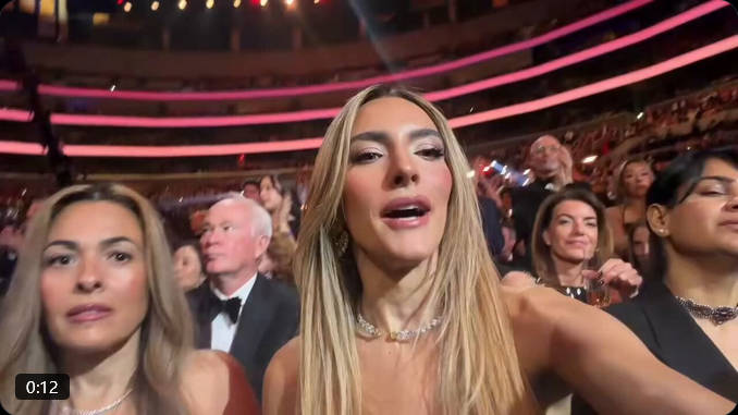 【2026年グラミー賞】グラミー賞、ICE（移民・関税執行局）を侮辱する演出にセレブが総立ちする中、ただ二人、座り続けた女性たちがいます。 エミリー・オースティン