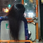 「バスの前の席の女の髪の毛が垂れ下がって目の前がうざい」ハサミで10cm切った男逮捕。