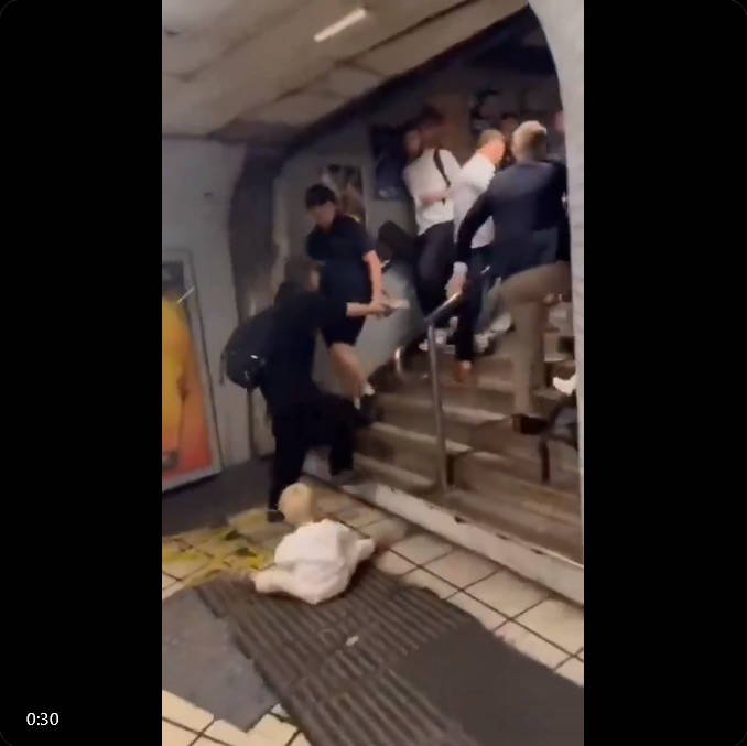 【イギリスで】黒人男性が赤ん坊を抱いた白人男性を殴り、赤ん坊は地面に倒れた