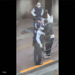 【2月1日、新大久保】怪しい黒人さん、新大久保で警察に取り押さえられるも“死んだふり”で抵抗 →→ 巻き寿司にされるジャパニーズスタイルで連行される