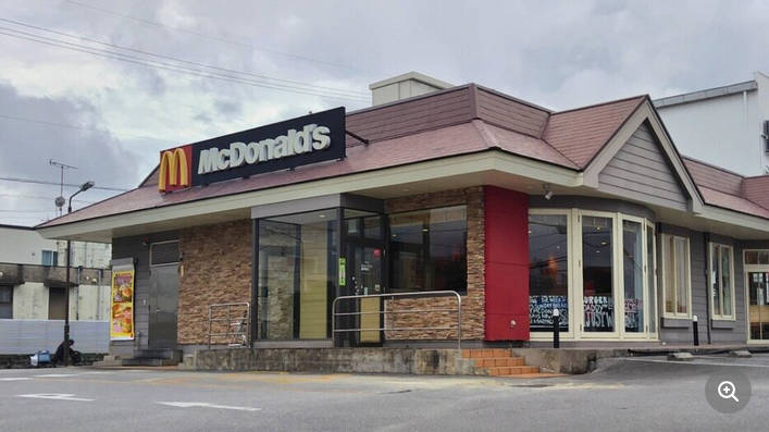 マクドナルド店長が未就学女〇をトイレに連れ込み下腹部を触り撮影