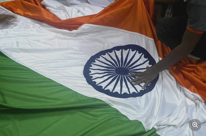 K-POPを禁止された美人三姉妹が自〇