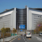 トイレ修理を依頼しただけなのに…20万円脅し取り、スマホ契約させ、ギターの弾き語りまで要求