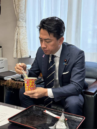 小泉進次郎防衛相、自衛隊員からの要望で駐屯地に「カロリーメイト」支給　何味だったんだろう？