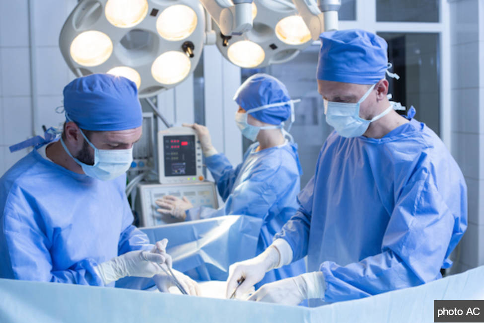 ダイヤモンドの大富豪が陰茎増大手術中に死亡、医師らが免許停止に