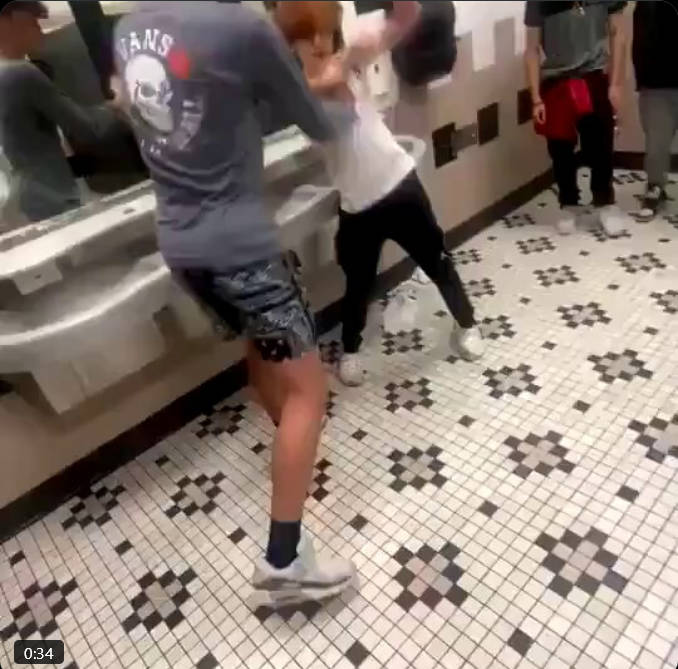 【トイレで弱い子を狙っていじめるやつ…周りはただ見てるだけ】でも――、勇気出して止めに入ったヒーローがいた