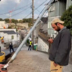 【犯人はク〇ド人】埼玉県川口市で掘削工事中に電柱が倒れ、民家の屋根に直撃する事故が発生