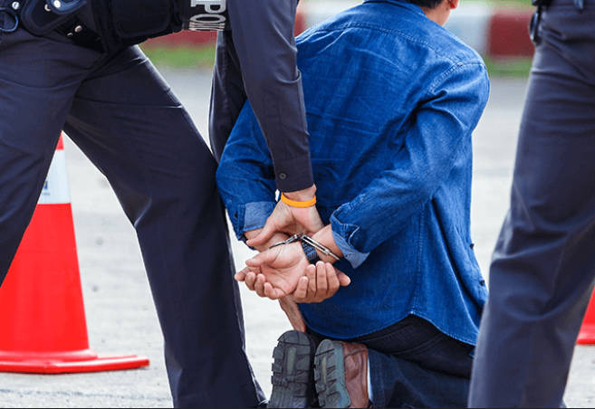 10代女性を殴打し手首を縛って腰をライターで炙るなどの暴行を加えた20歳の自称男子高校生を逮捕