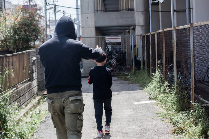 (ヽ´ん`)「不審者がいるから気を付けて、俺が不審者や」 女子中学生に声がけ 小柄で灰色スウェットの男