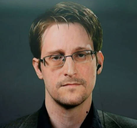 スノーデン、スマホは容易に侵入可能、政府向けスパイウェアの主要標的