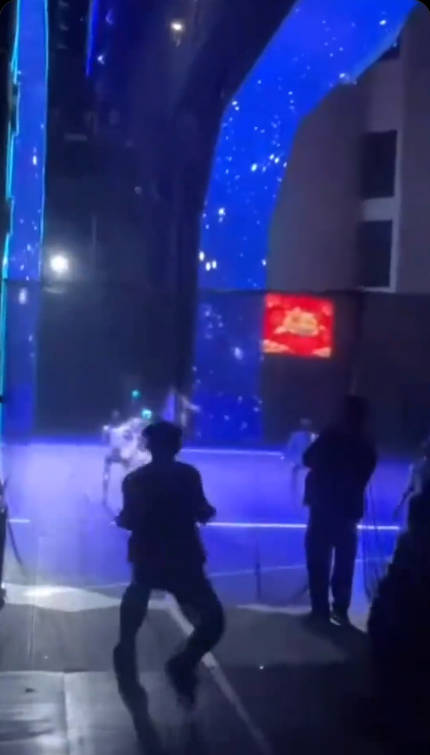 【種明かし】中国・春節番組のロボット演出、人力サポートしてたｗ　舞台の裏側がバレてしまうｗ