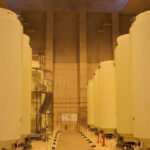 使用済核燃料が放出する放射線で太陽光発電に成功😲