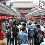 日本警察、下着を脱ぎ公衆排〇をする🇨🇳中国の若年女性を連行。おかしいでしょうか！