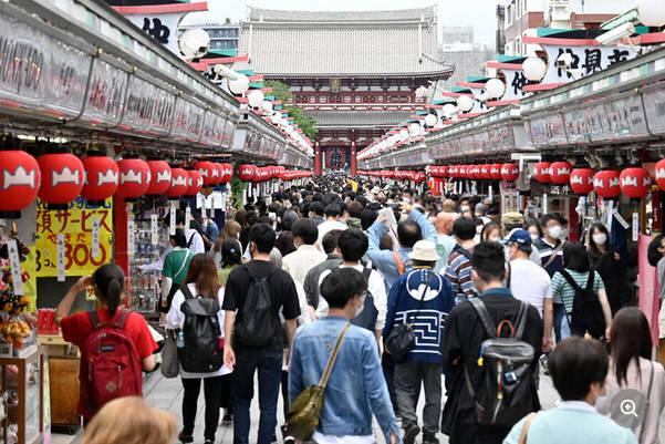 日本警察、下着を脱ぎ公衆排〇をする🇨🇳中国の若年女性を連行。おかしいでしょうか！